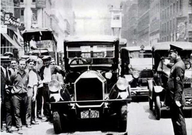 五张历史照片,秤杆上是奴隶妇女在挣扎,铁链锁住被贩卖的土著人