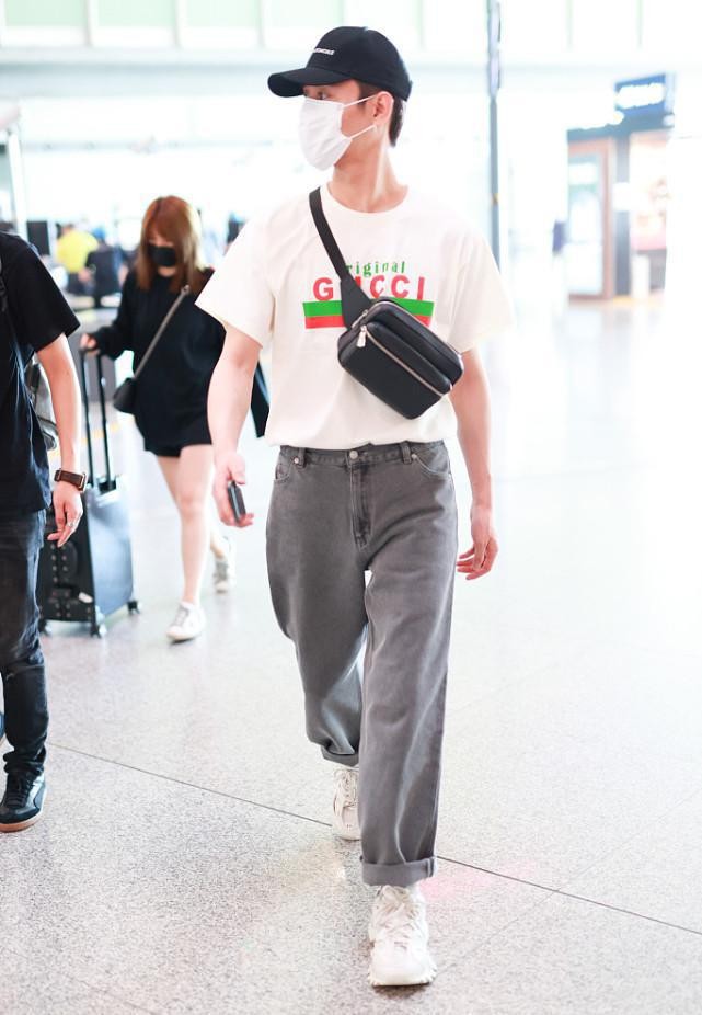 王凯的型男气质抹不掉，白色T恤配束脚裤穿，身材真是没啥挑剔的