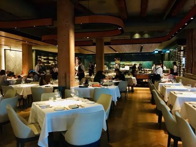 想要吃到温哥华最正宗的火焰炭烤牛排,耶路镇这家店一定是首选