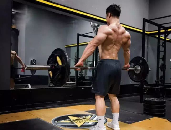 肌肉的形态是天生就已经决定的了,肌肉形态不对称