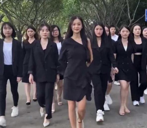 广东美女13岁做服务员，17岁创业，23岁全款买7套房，是真的吗？