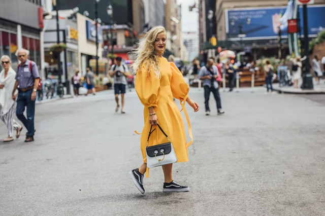 帆布鞋真的百搭吗,帆布鞋百搭又好看可是容易脏