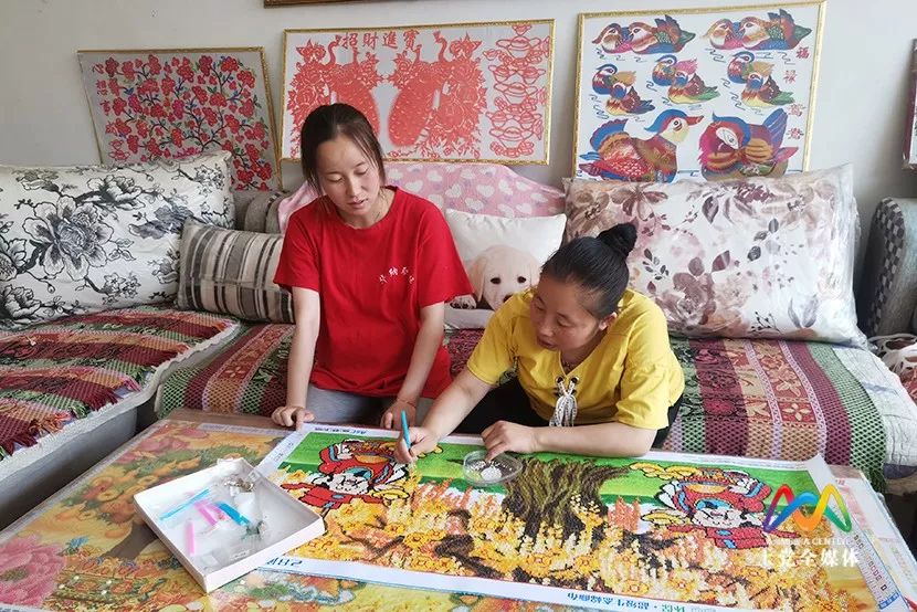 变废为宝!上*党**区王彩琴用一把剪刀化平凡为艺术