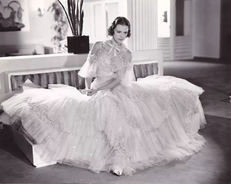 梦露最早的封面照,梦露一开始是金发吗