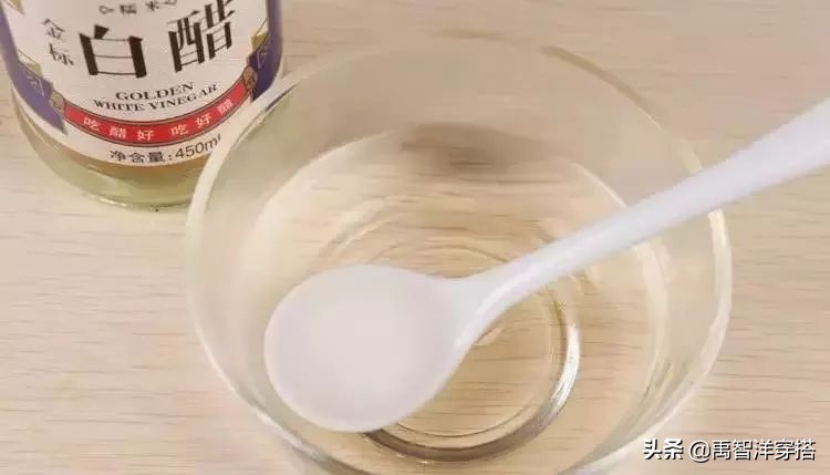 白衣服发霉怎么恢复原色,白衣服发霉了怎么洗得干净