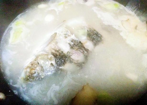 炖鲫鱼汤用了凉水怎么办,炖鲫鱼汤不白