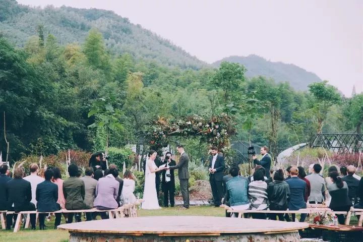 “土气”的休闲农业，正成为高端品牌争抢的“联姻”对象