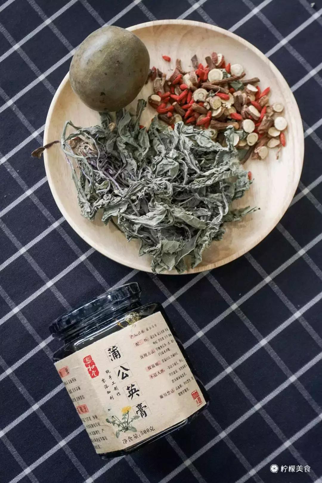 74岁的他，把一半的人生交给了这碗「黑暗甜品」