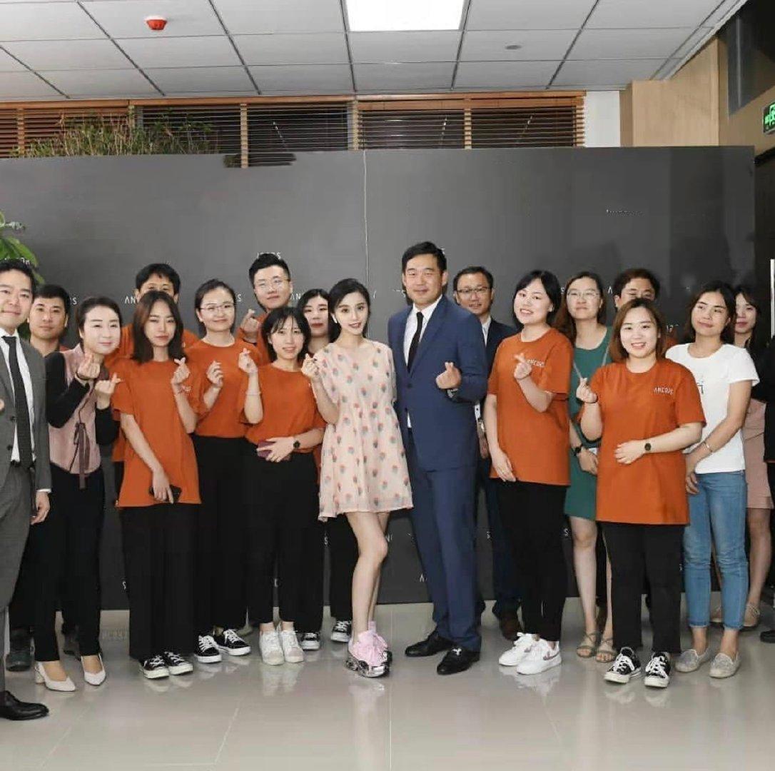 范冰冰背LV包包，戴鸽子蛋钻戒，粉色少女裙竟然只要89元还包邮？