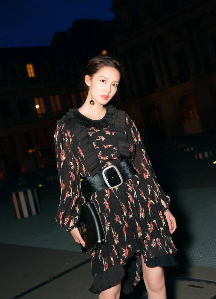 长相惊艳的女人穿搭技巧,显老的人如何穿搭女