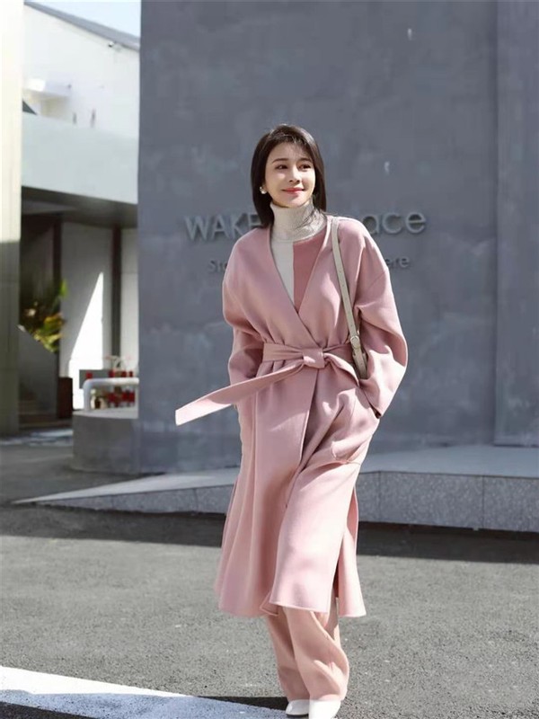 黑色大衣牛仔裤穿搭高级感经典款,修身牛仔裤配大衣的最佳搭配