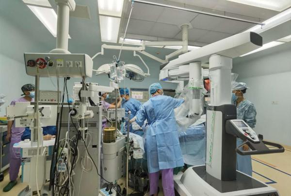 云南省首台*四代第**Xi达芬奇手术机器人在昆医大附二院“上岗”