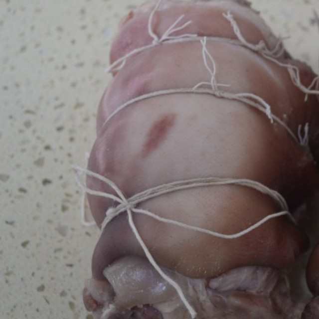 自制肘子上色,自制无骨酱肘子