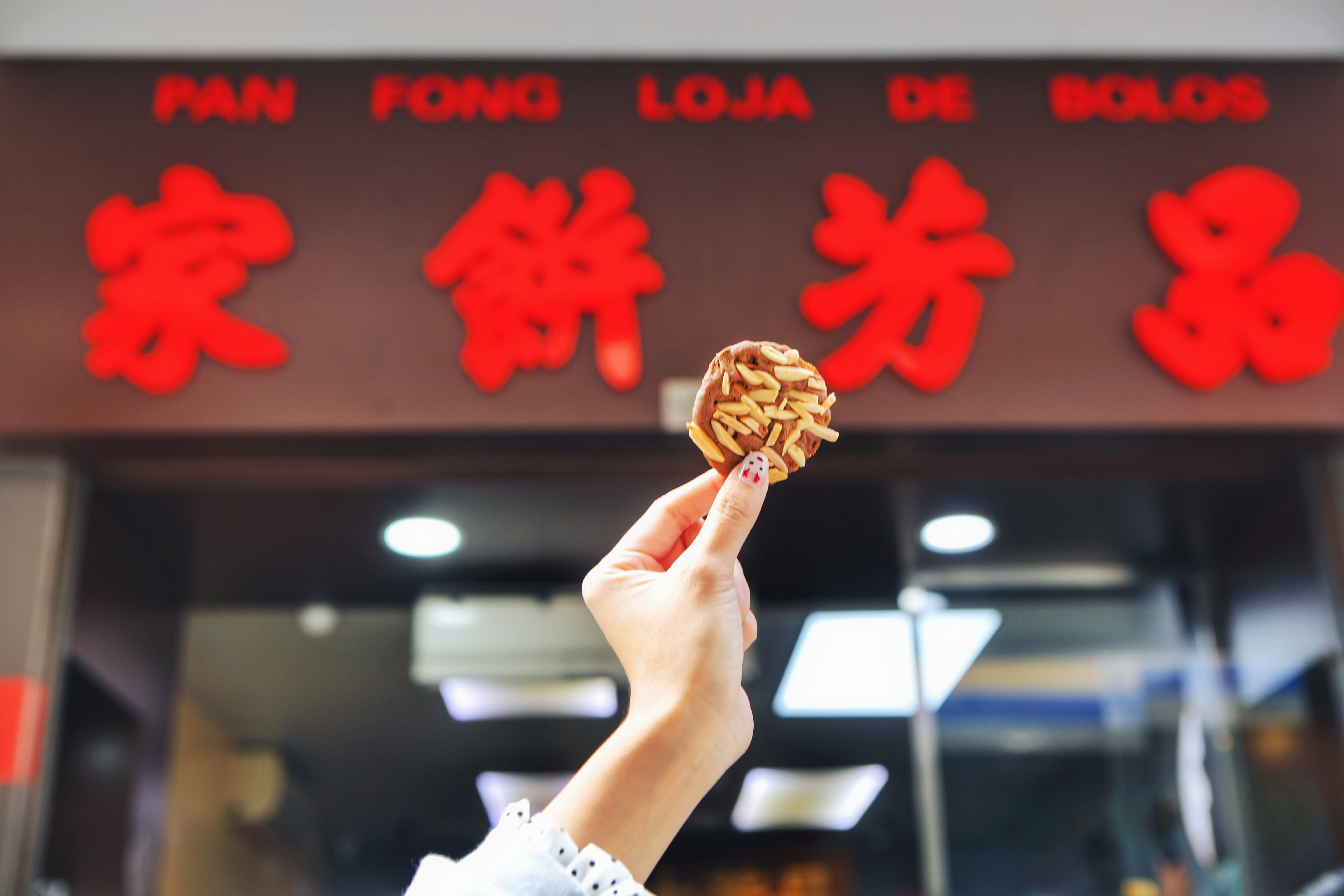 澳门有一条著名的手信老街,澳门必去的老街