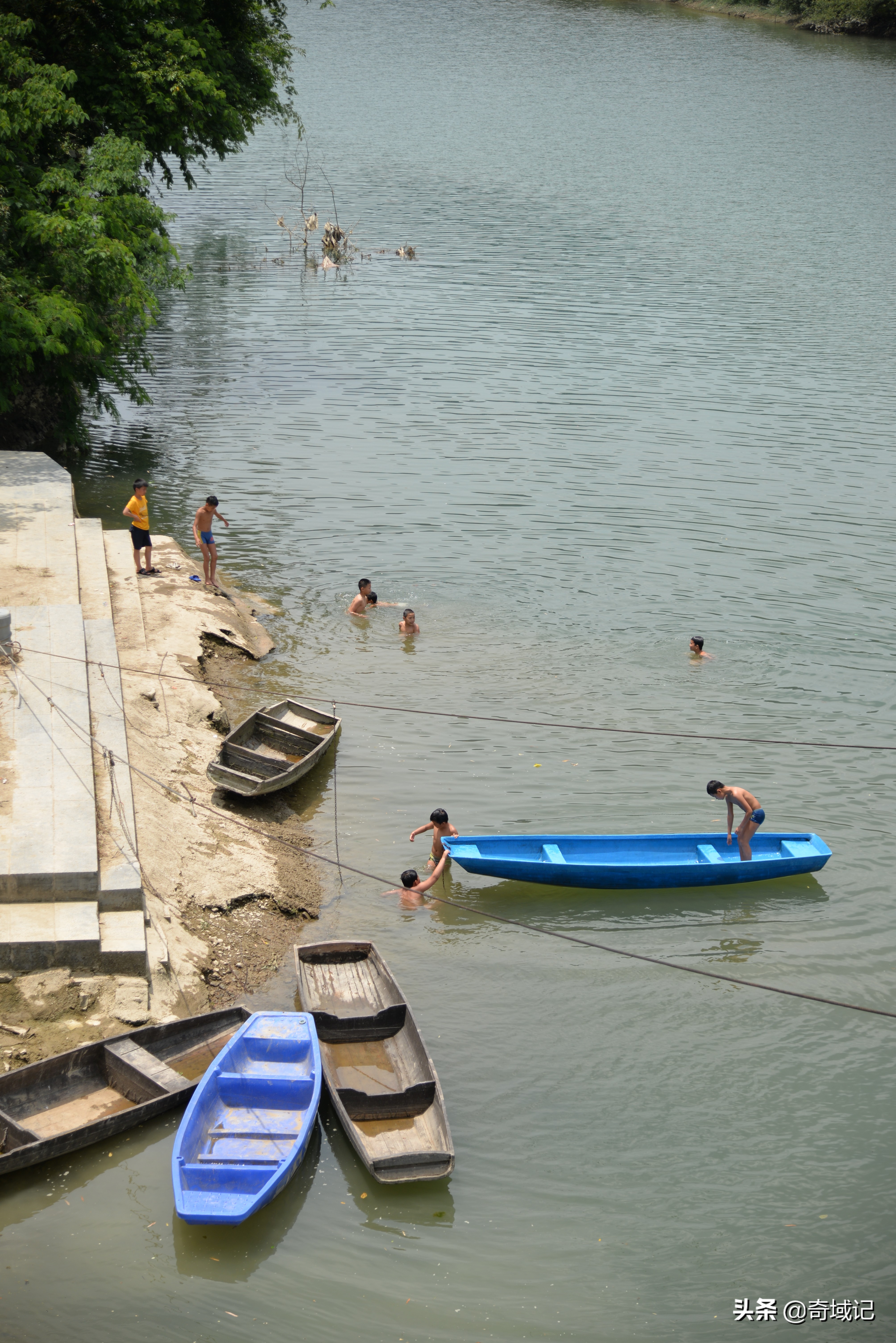 贵州苗族最长独木龙舟赛视频,贵州黔东南龙舟长滩