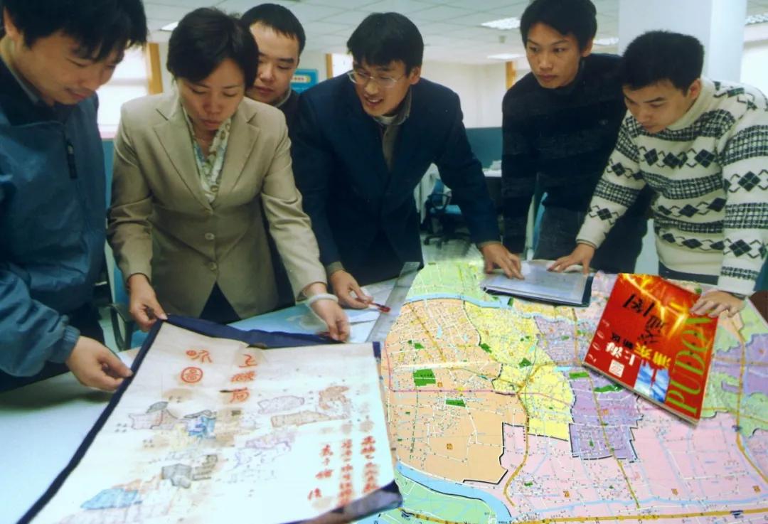 这张地图从上海人家里消失了，但愿我们还记得这项出门技能