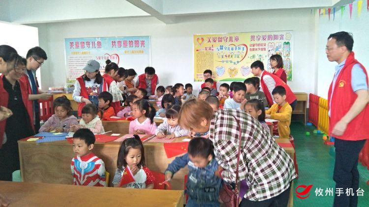 丫江桥镇:贺卡为媒 为留守孩子与父母架起“连心桥”