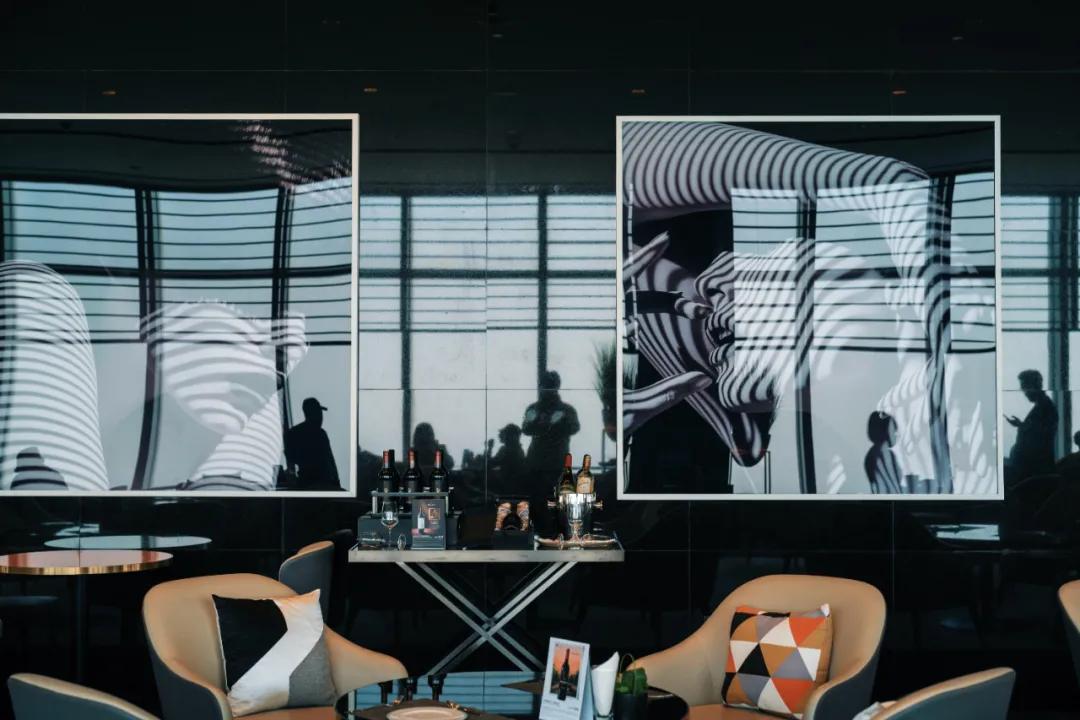 把繁华踩在脚下,将吃喝囊括周边。去长沙要住地标里