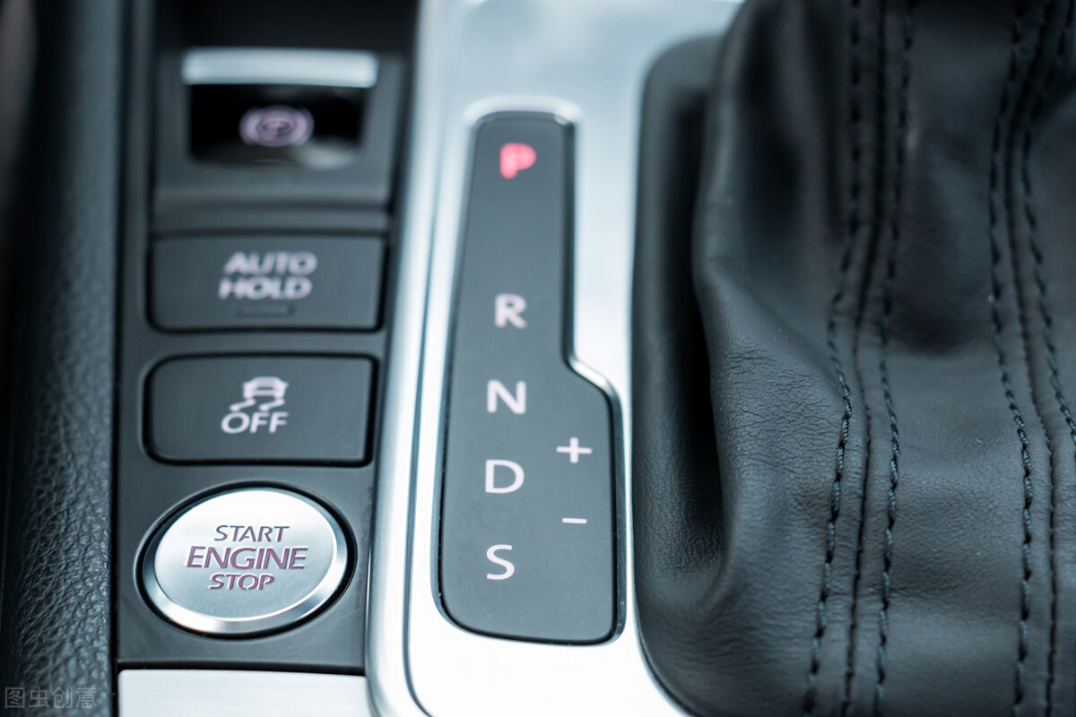 自动挡上陡坡的技巧,自动挡上陡坡起步怎么防止溜车