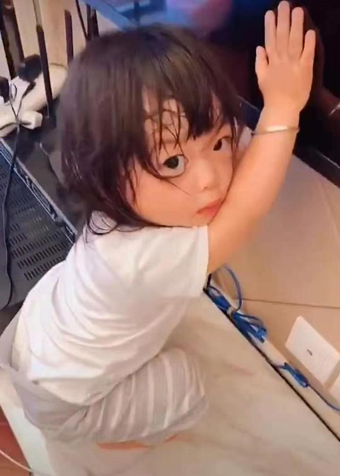 1岁半的宝宝爱上看电视，宝妈纠结：这么小的宝宝能不能看电视啊