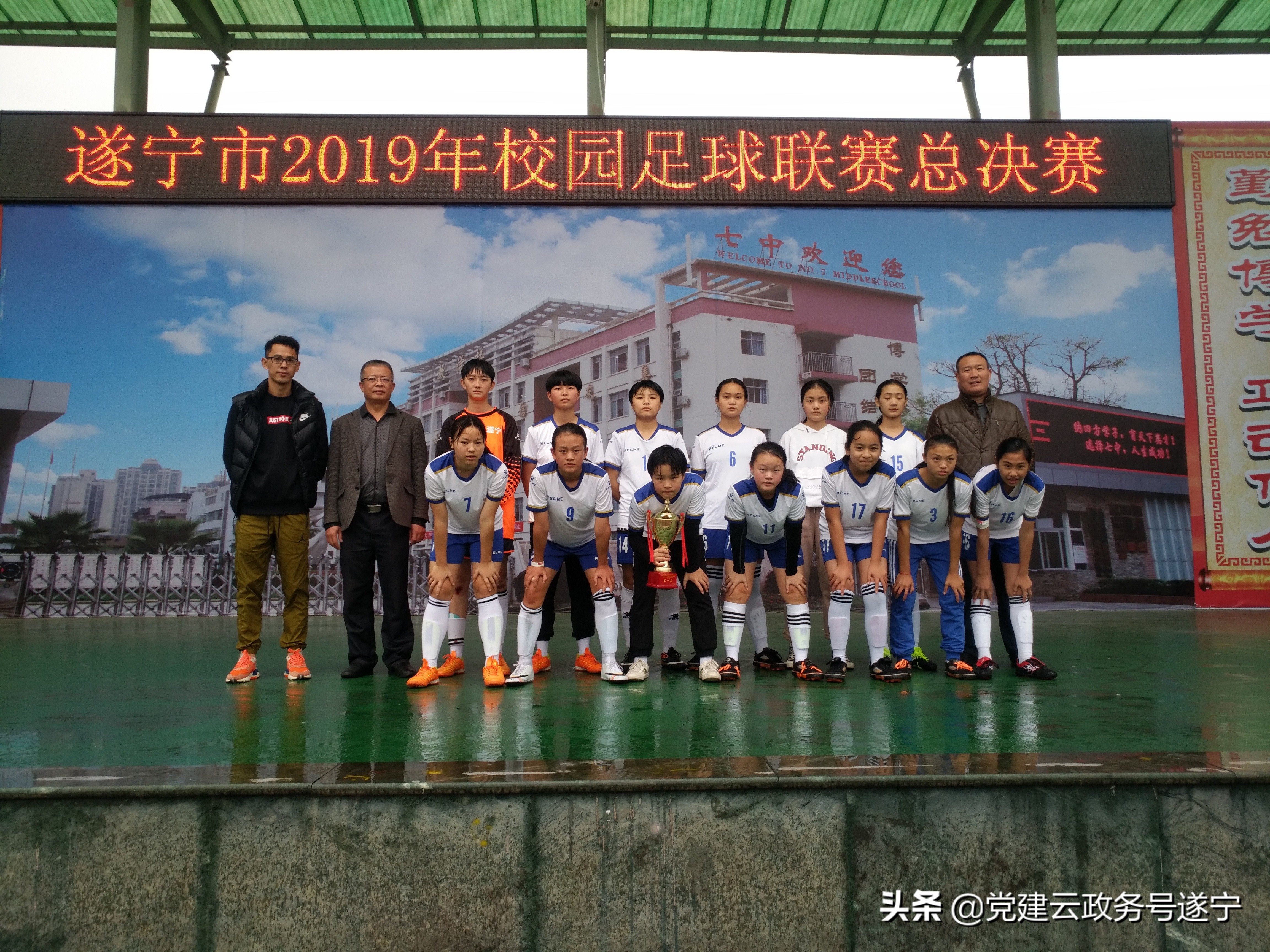 绿茵放飞梦想,足球绿茵放飞梦想