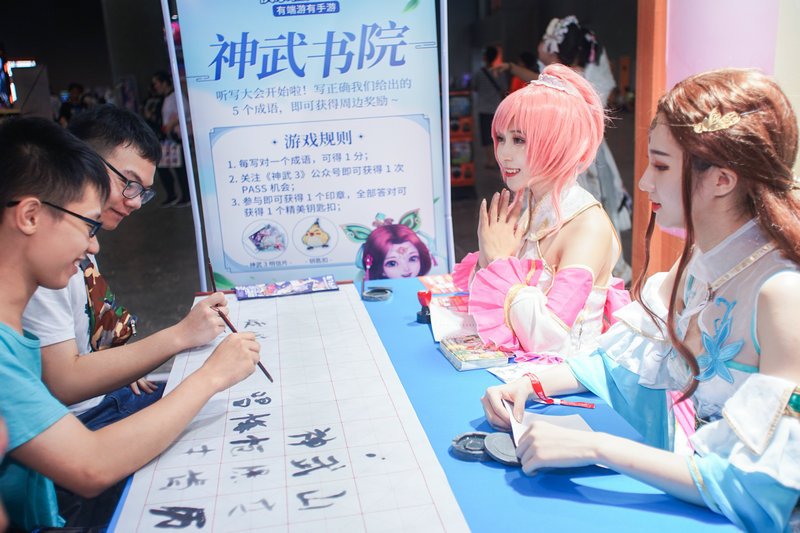 漫展一群coser狐狸,漫展100个coser比心