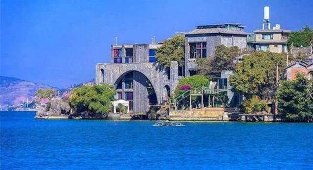 杨丽萍在洱海的太阳宫价值多少钱,洱海杨丽萍太阳宫旁边的卢氏豪宅