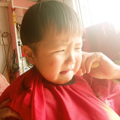 为什么孩子会恐惧理发？学会这四招，让孩子更好配合理发