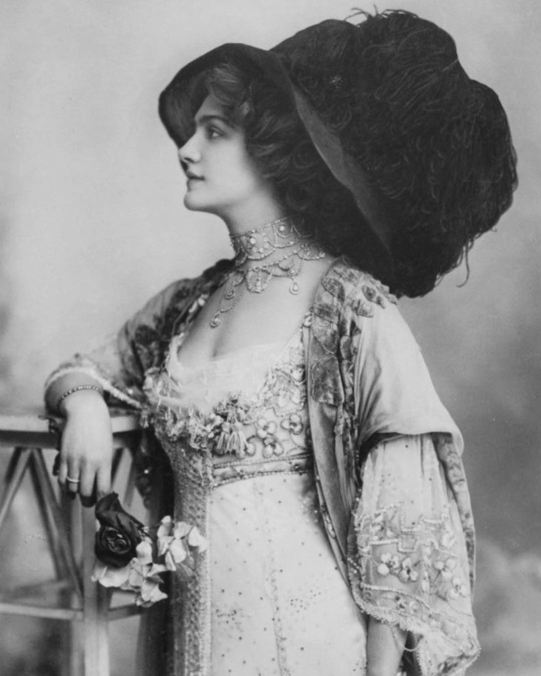 英国名伶莉莉·埃尔茜与爱德华时代服饰嬗变