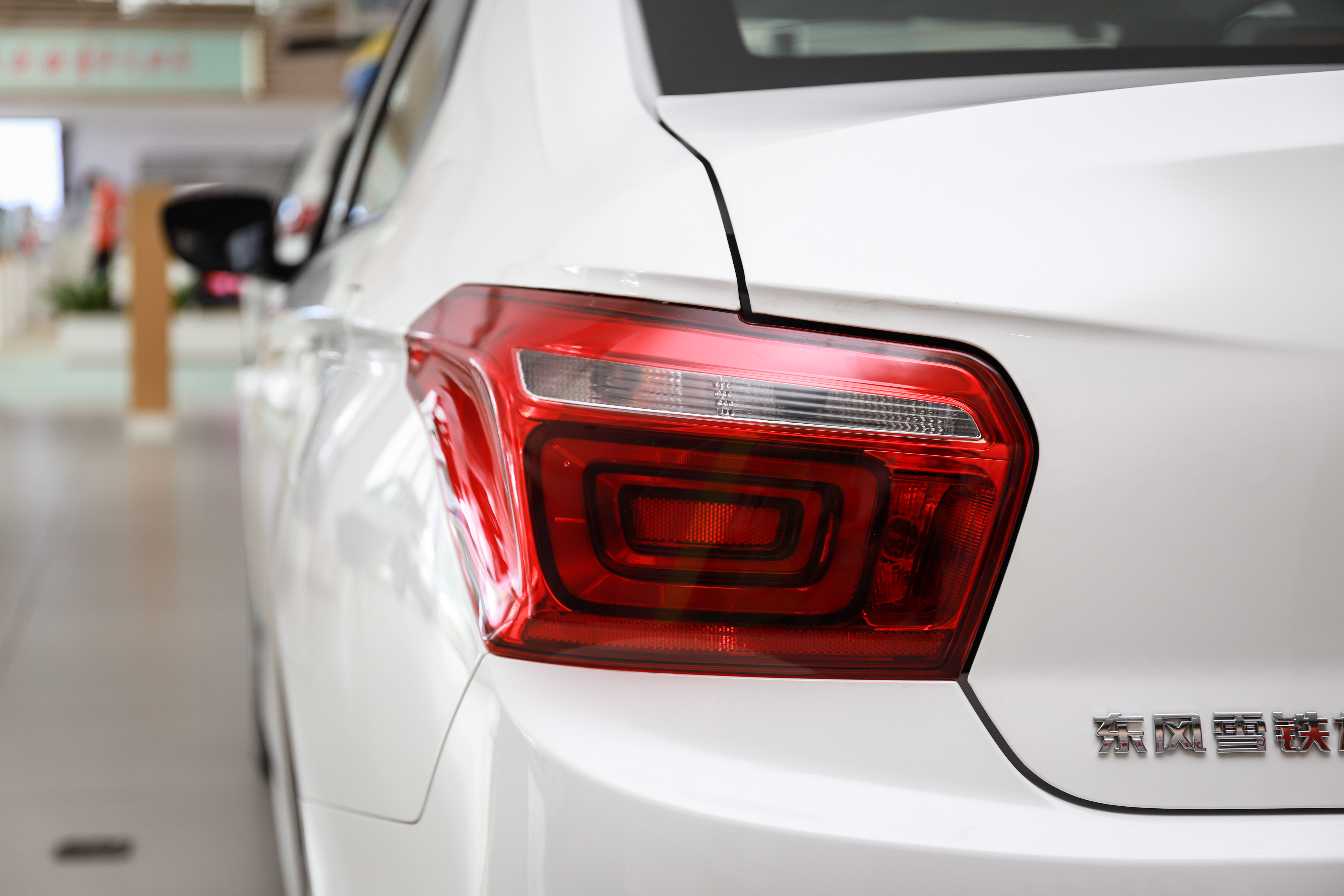 飞度和爱丽舍哪个值得买,雪铁龙爱丽舍对比飞度