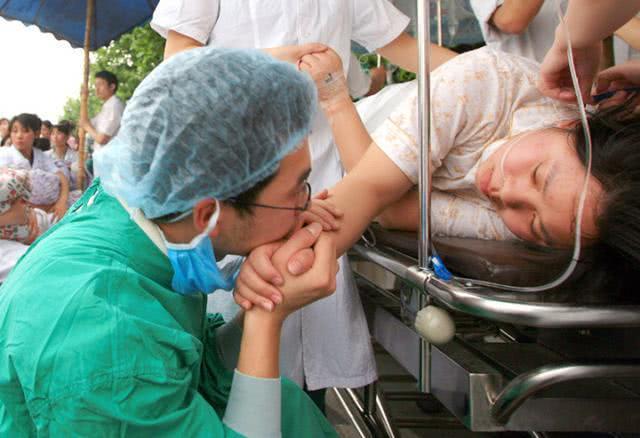 “孩子都生完了，你还掏什么”男医生将手伸进产道，老公勃然大怒