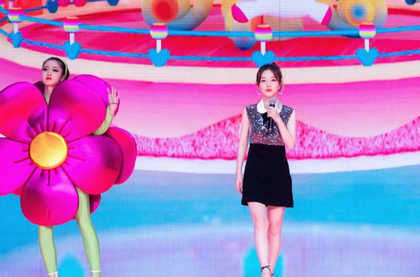 成龙亮相山东春晚，与黄渤相见欢，冯提莫红裙惊艳人气颇高