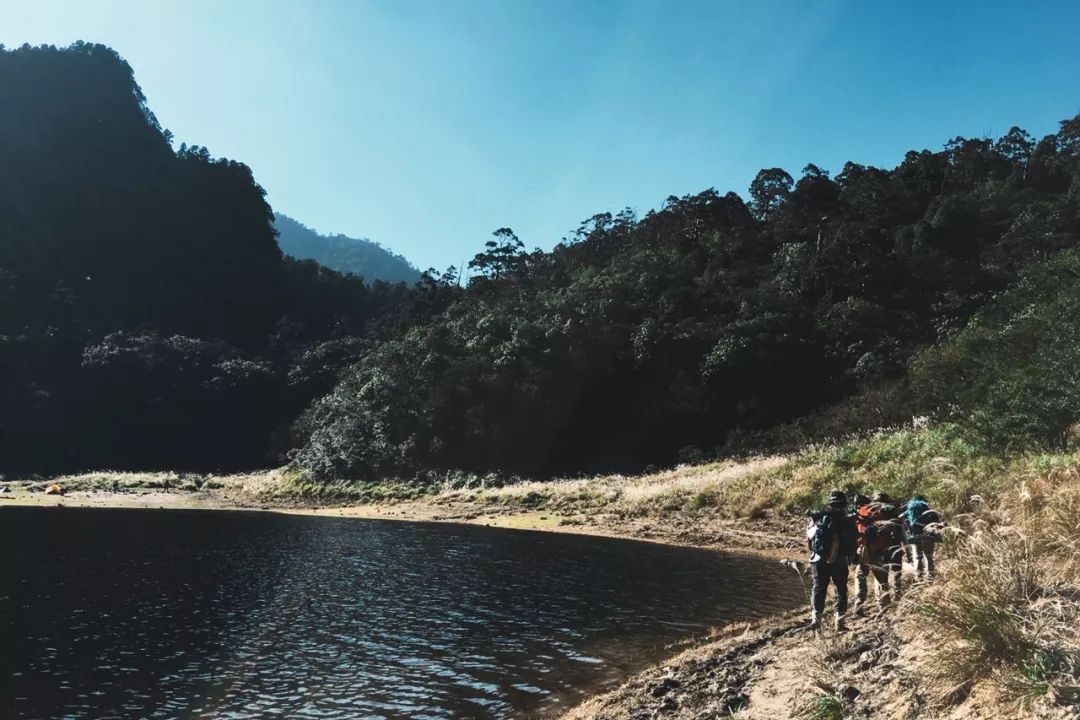 他把工作丢着，专找美景荒地吃饭：这是一天最好的时候