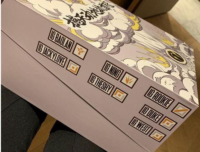 校长为iG定制战靴，队员经理人手一款！定帆布鞋只为了印队标？