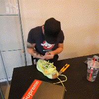 当初忍痛买的万元球鞋，被你们说拆就拆，你有想过我的感受吗？