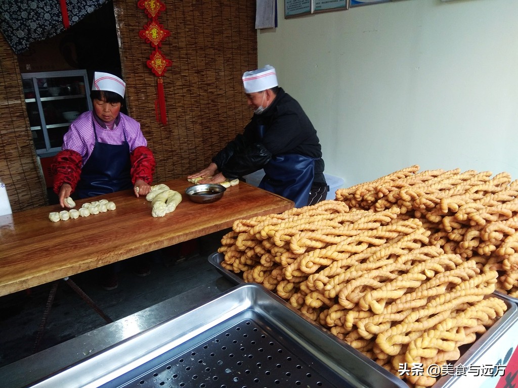 渭河岸边的民俗村，拆拆建建4年了，至今依然人气挺高
