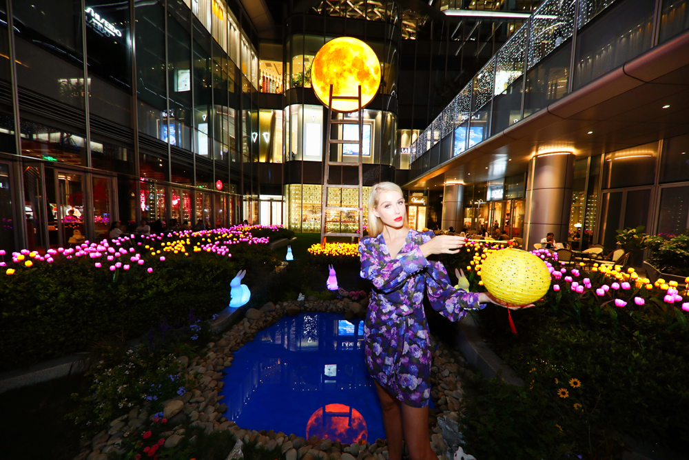 国际级艺术大师的巨型皓月艺术装置登陆上海OneITC商场