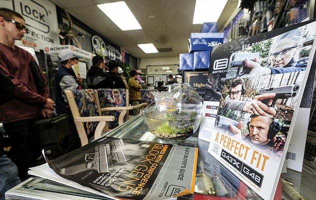 美国街头大量华人,美国民众街头聚集