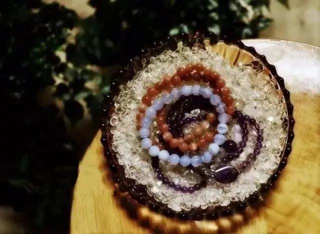 石榴石手串带了十几年的假货危害,石榴石手串戴久了发黑是怎么回事