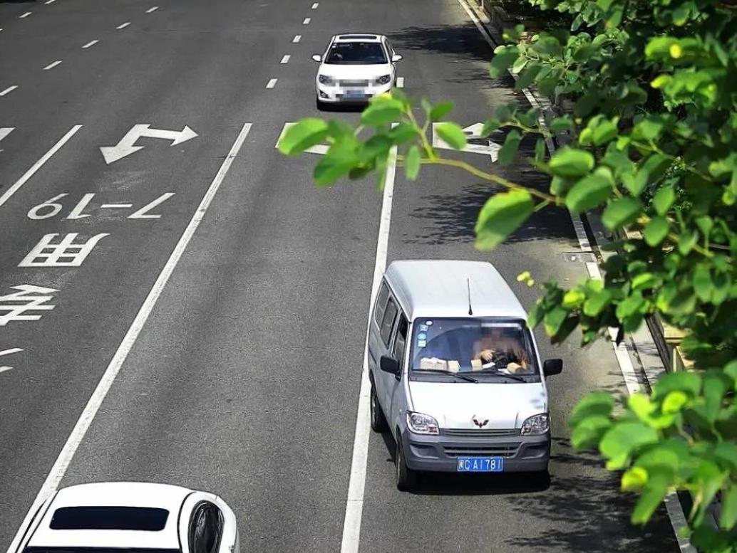开车途中遇到电子眼急刹有用吗,行车记录仪有闯红灯和限速提示