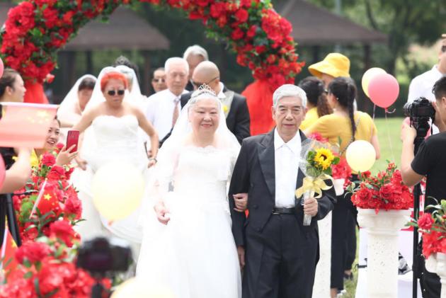 首届恩爱九九金婚银婚庆典草坪婚礼隆重举行