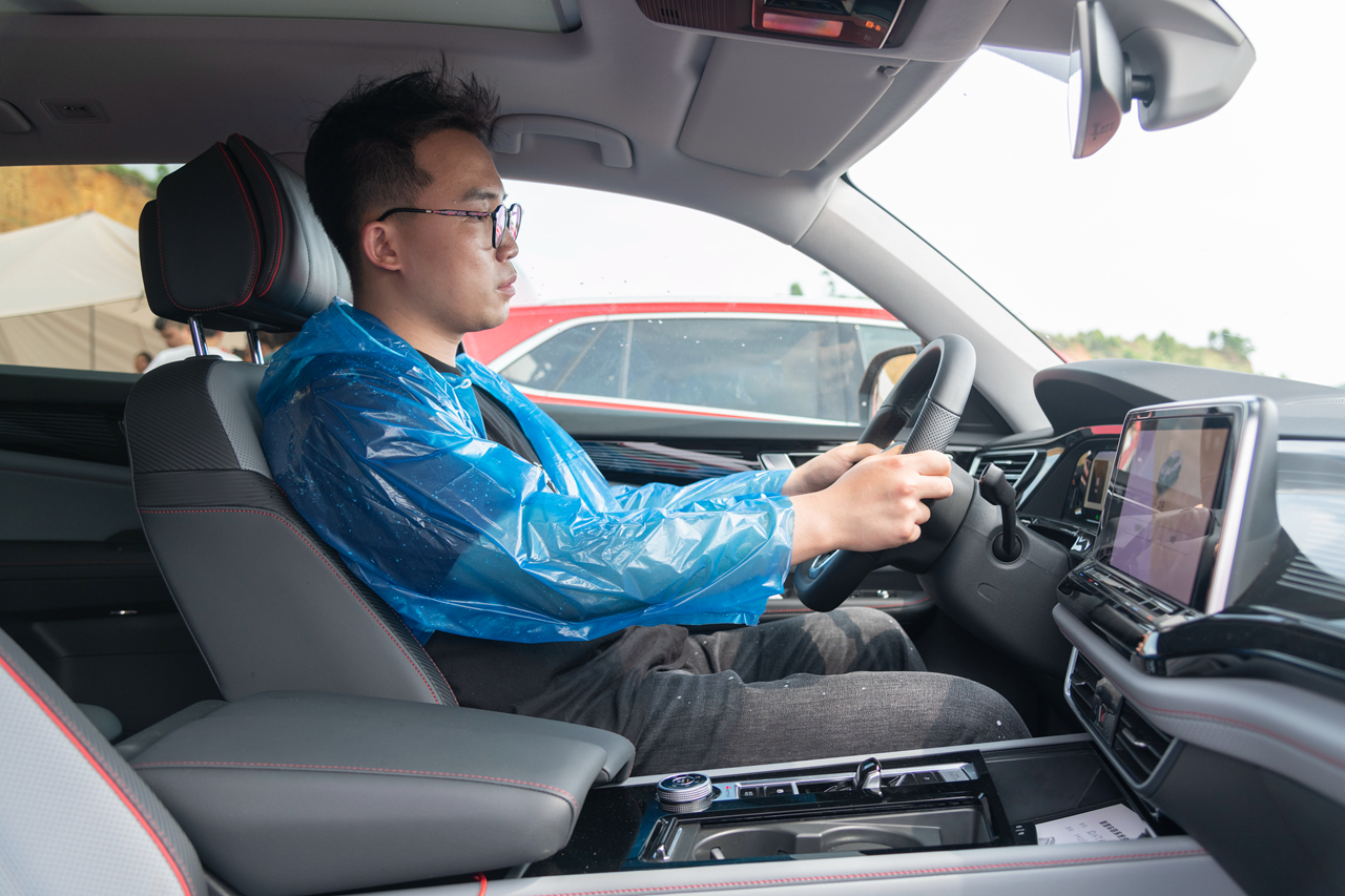 试驾｜全新途昂家族内饰终于改变，给躺平青年打个样儿