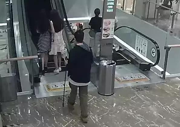 女孩们,小心你们裙底的镜头