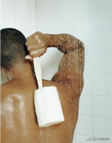 洗澡的时候先洗什么,洗澡的时候重点洗哪些部位