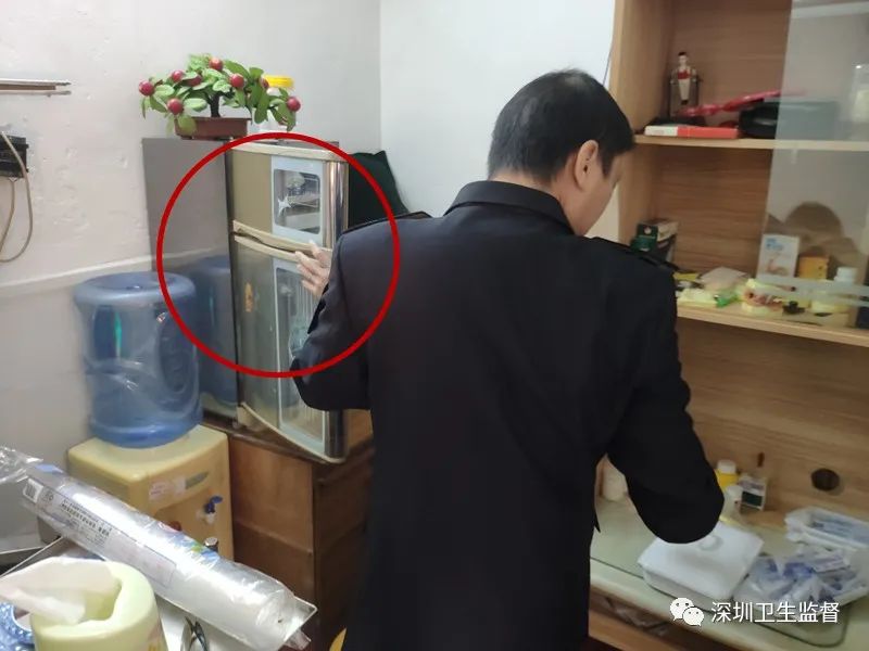 汽车座椅当牙椅？！男子被查时正徒手伸进老乡嘴里给人“搞牙”