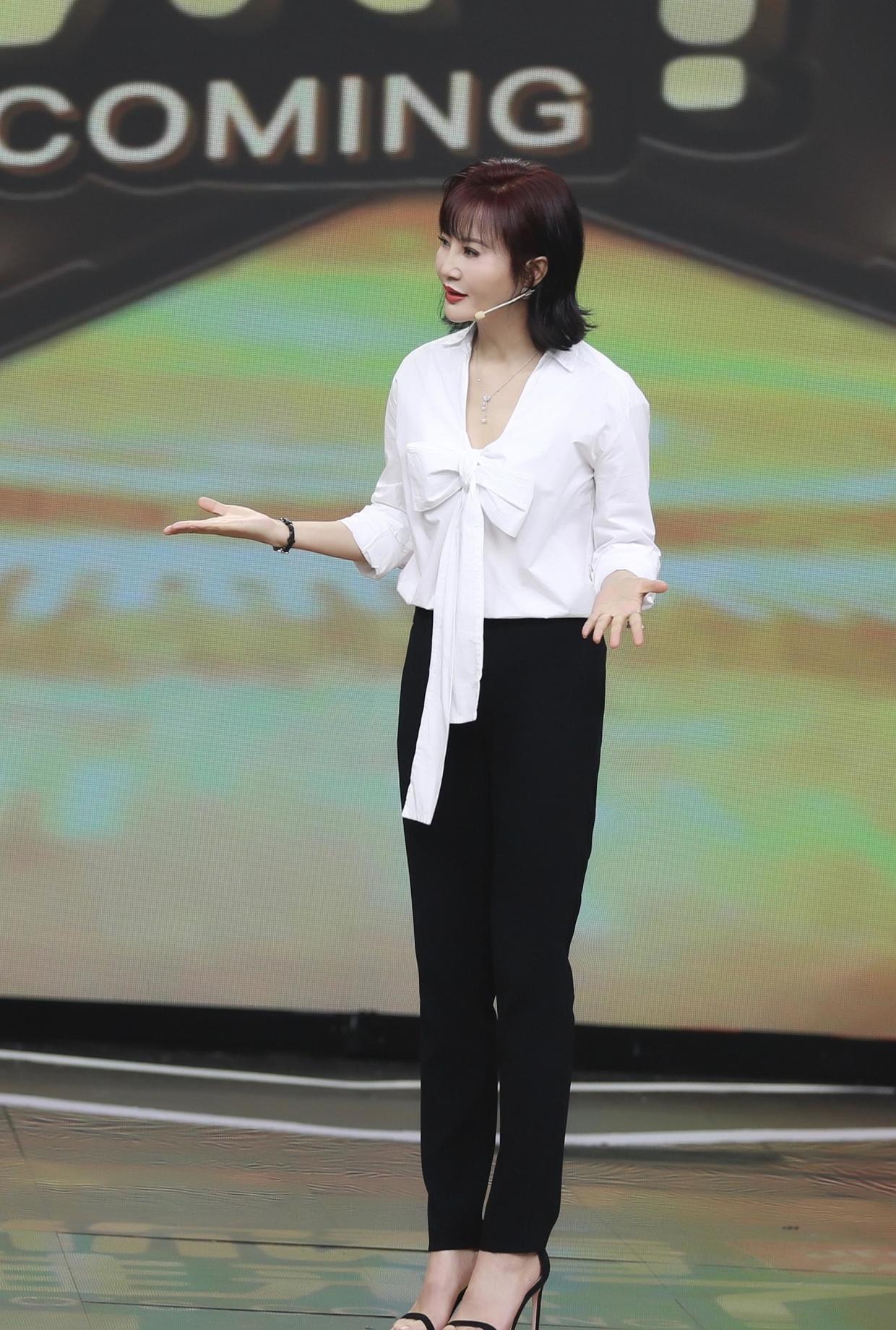 陶虹穿衣搭配图片,陶虹50岁减龄穿搭