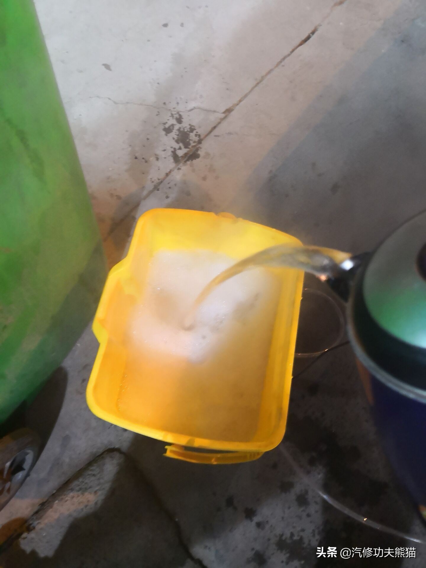 奥迪q53.2自吸发动机烧机油吗,12款奥迪q5发动机烧机油改进