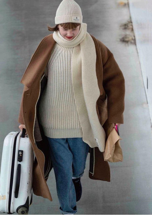 毛衣宽松慵懒风配复古色牛仔裤,复古深蓝牛仔裤灰色毛衣