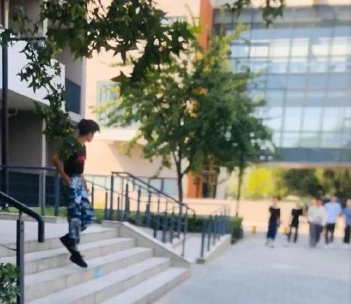 易烊千玺军训路透图片,易烊千玺军训图被晒出