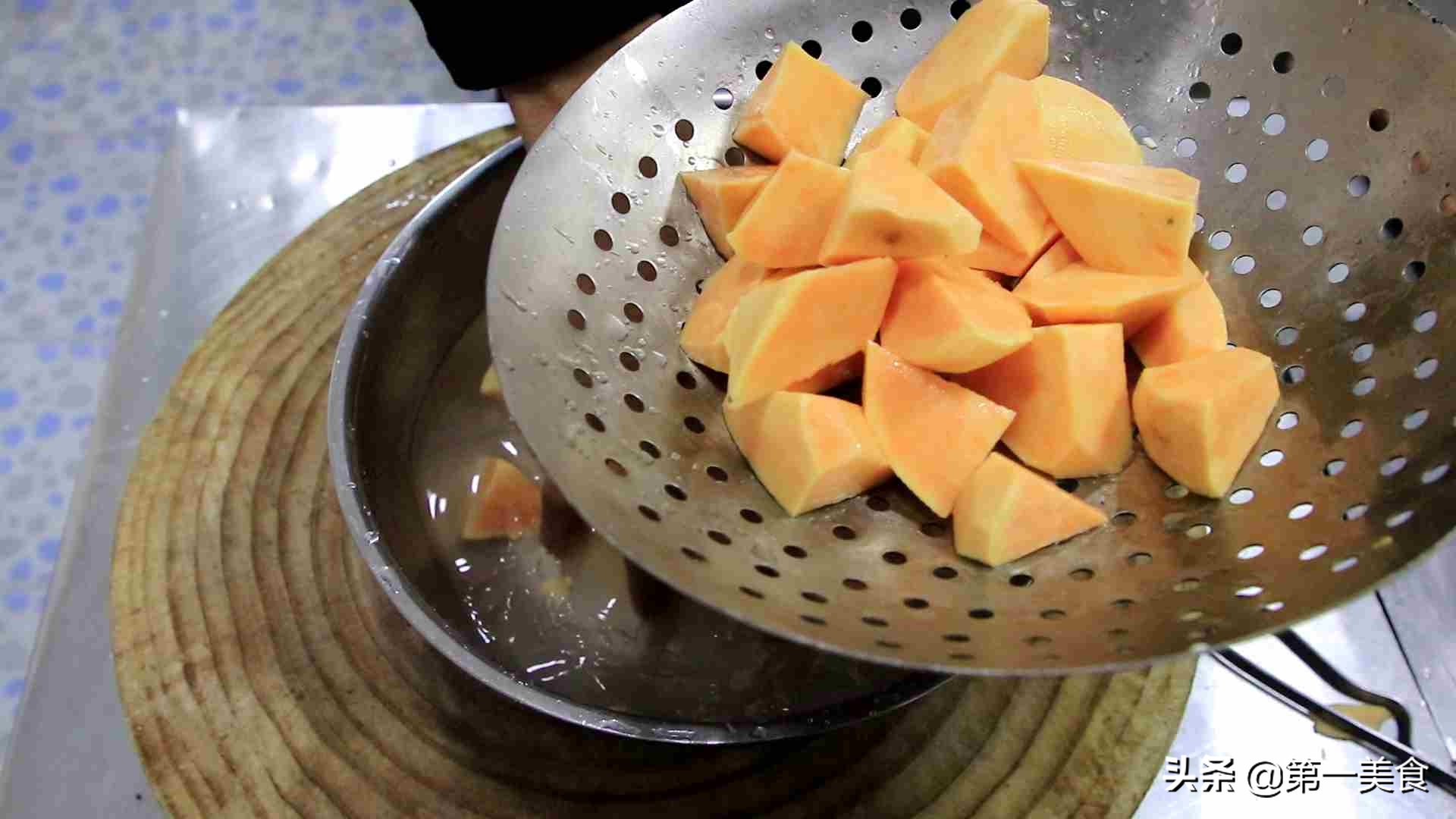 大厨教你做拔丝红薯切菱形块,红薯挂浆的做法